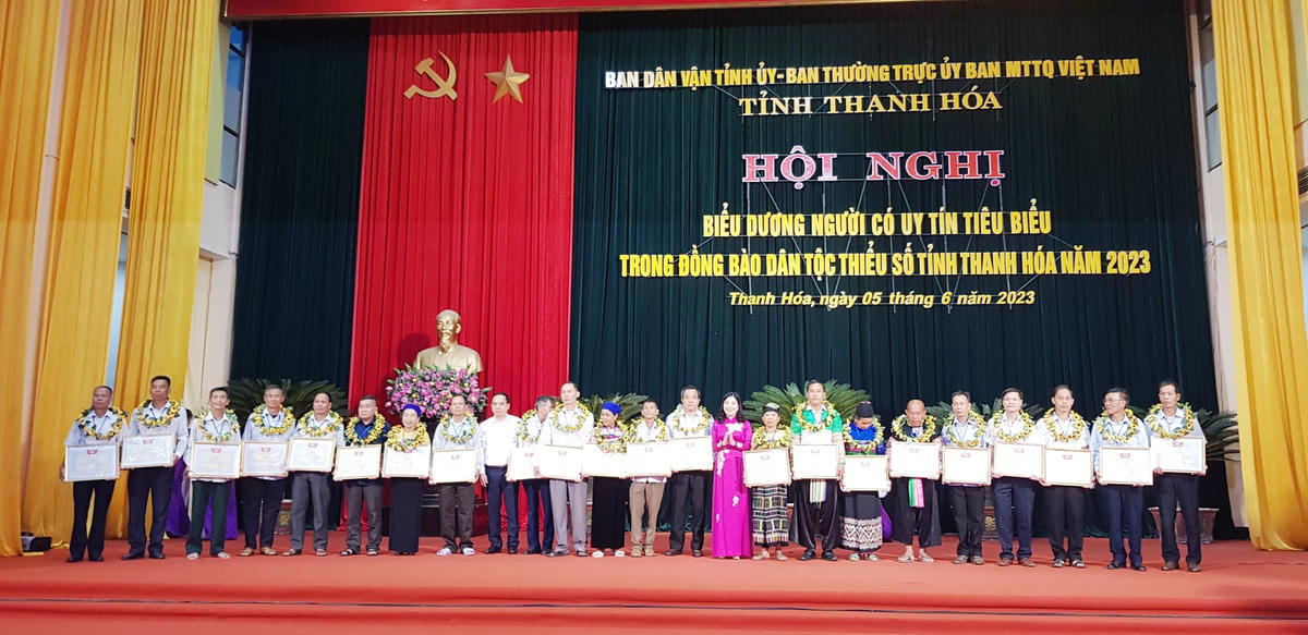 Bà Phạm Thị Thanh Thủy trao Bằng khen của Chủ tịch Ủy ban MTTQ tỉnh Thanh Hóa cho 120 cá nhân là NCUT.