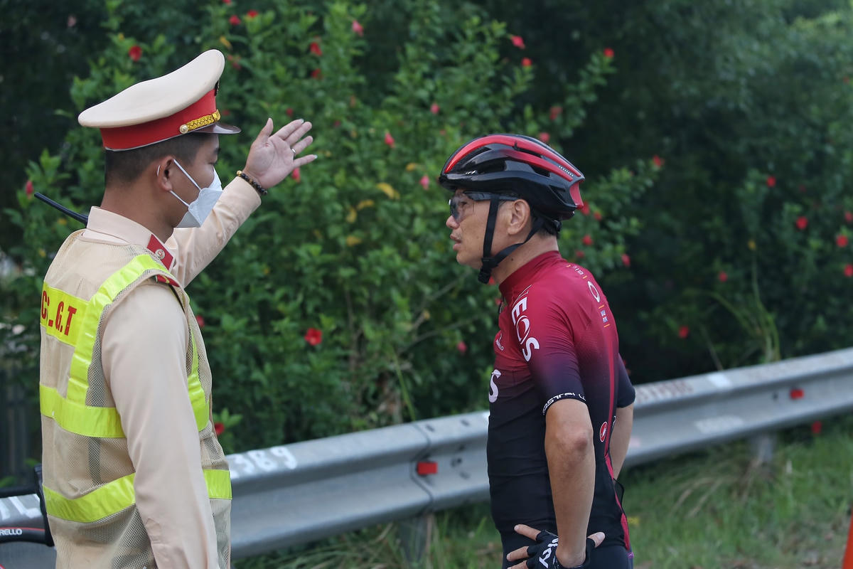 Đội CSGT số 15 giải thích cho những người vi phạm.