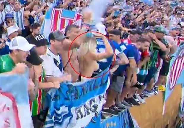 Nữ CĐV Argentina cởi áo ăn mừng khoe toàn bộ vòng 1 sau khi đội nhà vượt qua đương kim vô địch Pháp ở loạt sút luân lưu với tỷ số 4-2 (Ảnh: The sun).