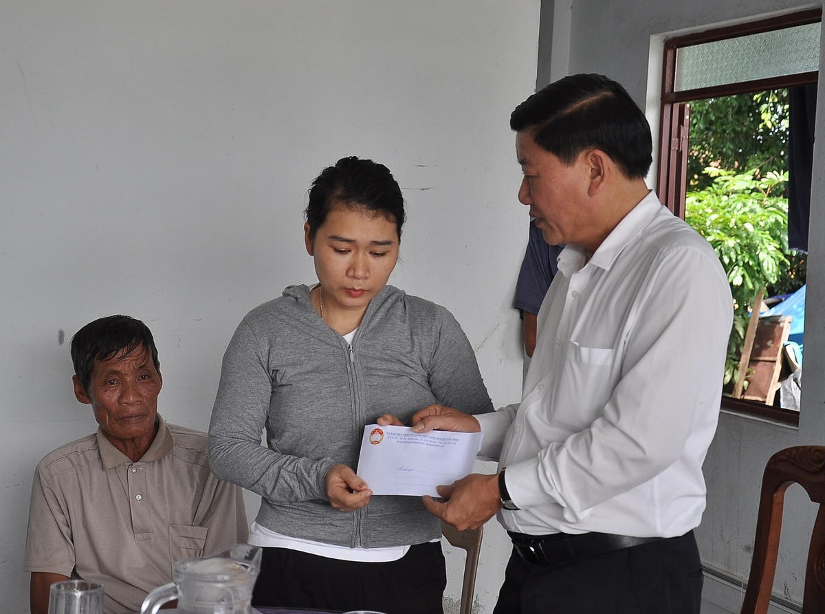 Lãnh đạo Ủy ban MTTQ Việt Nam tỉnh Quảng Nam thăm hỏi gia đình ngư dân tử vong.