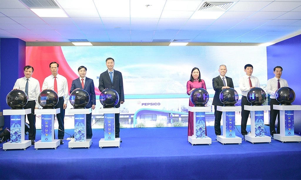 Bà Đinh Thị Lụa - Phó Bí thư Thường trực Tỉnh ủy Ninh Bình cùng các đại biểu dự lễ khánh thành Nhà máy Pepsico. Ảnh: Báo Ninh Bình