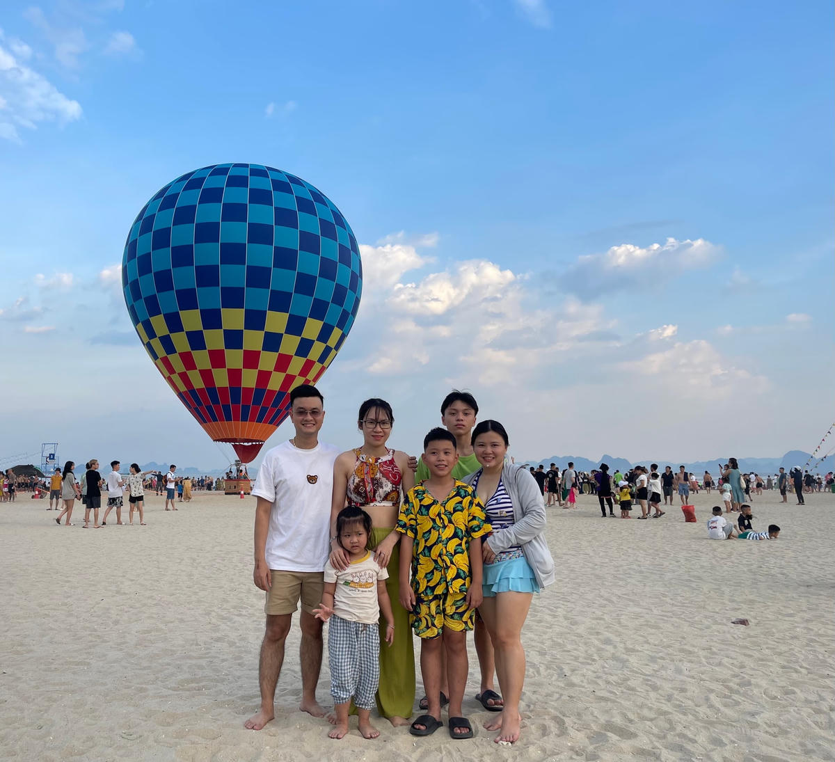 Cả gia đình hào hứng “check in” cùng chiếc khinh khí cầu tại bãi biển Bãi Cháy.