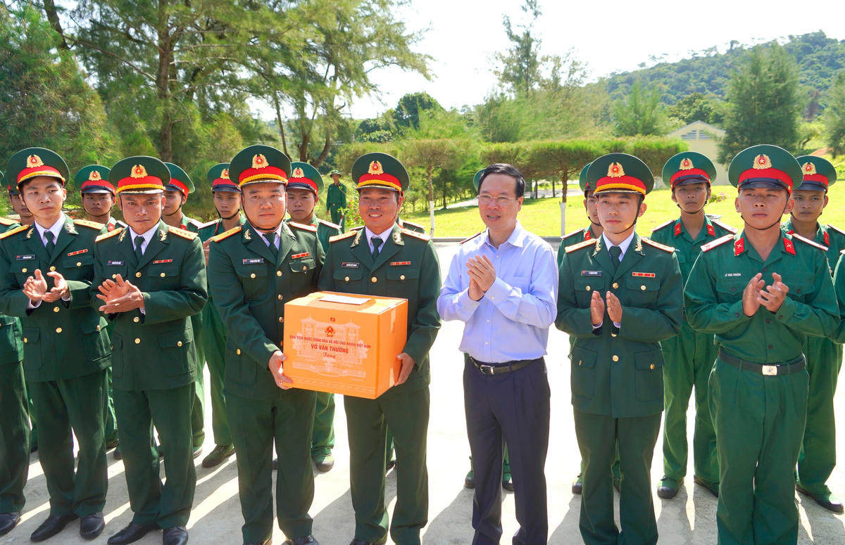 Chủ tịch nước Võ Văn Thưởng tới thăm, tặng quà và động viên cán bộ, chiến sĩ Tiểu đoàn đảo Cô Tô.