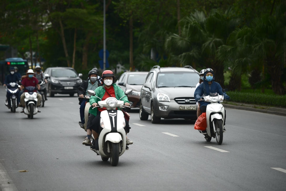 Người dân Hà Nội bất ngờ đón cái lạnh giữa mùa hè