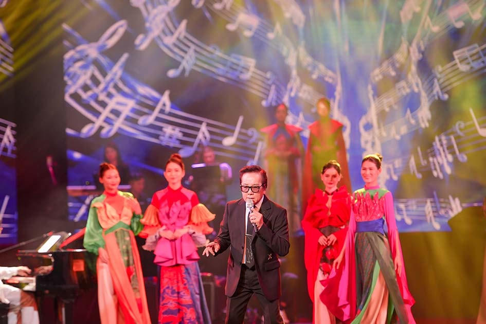 Danh ca Elvis Phương, tuổi 78 nhưng giọng vẫn tròn đầy, sắc nét cùng phong cách biểu diễn đầy lôi cuốn.  
