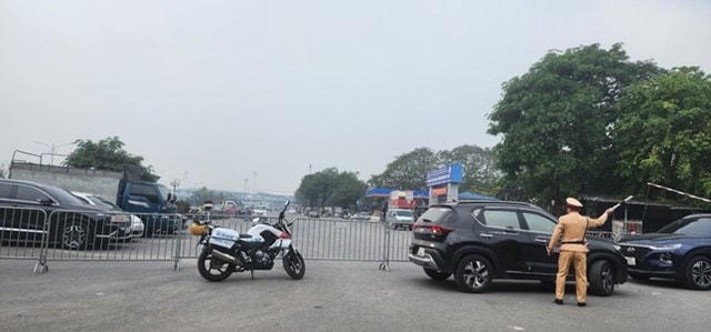 Phương tiện bị yêu cầu di dời khỏi trung tâm đăng kiểm.