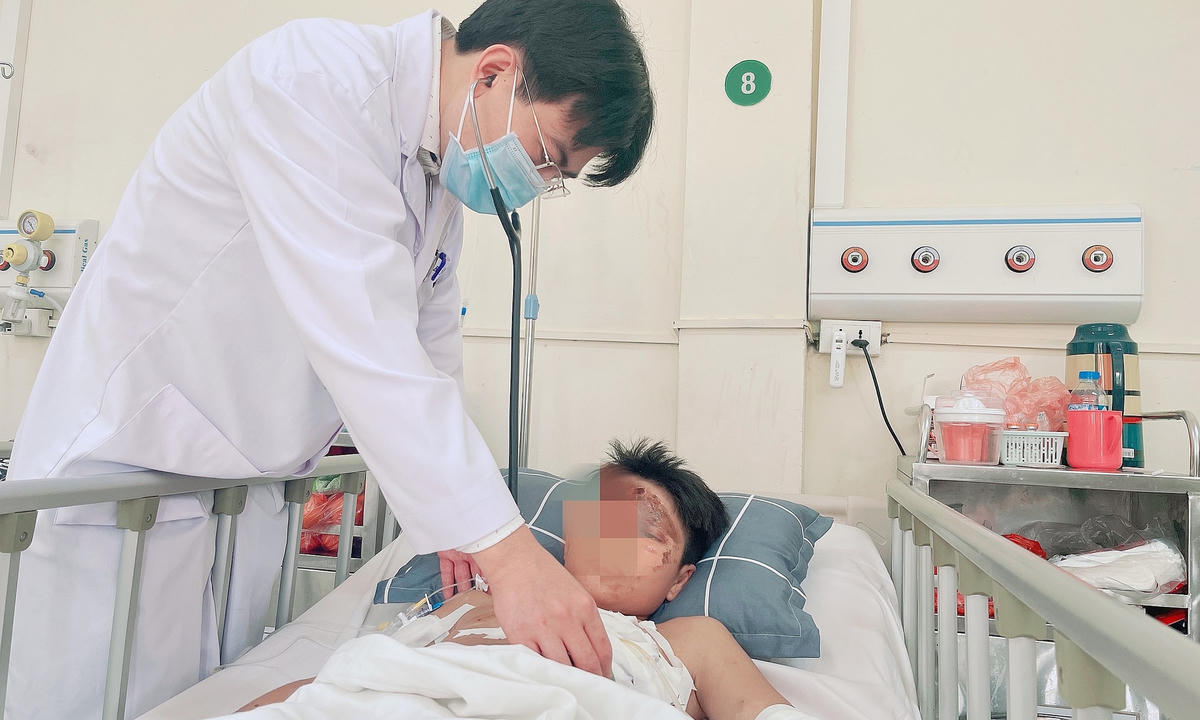 Một bệnh nhân đang điều trị tại Bệnh viện Việt Đức vì tự chế pháo. Ảnh: Bệnh viện Việt Đức.