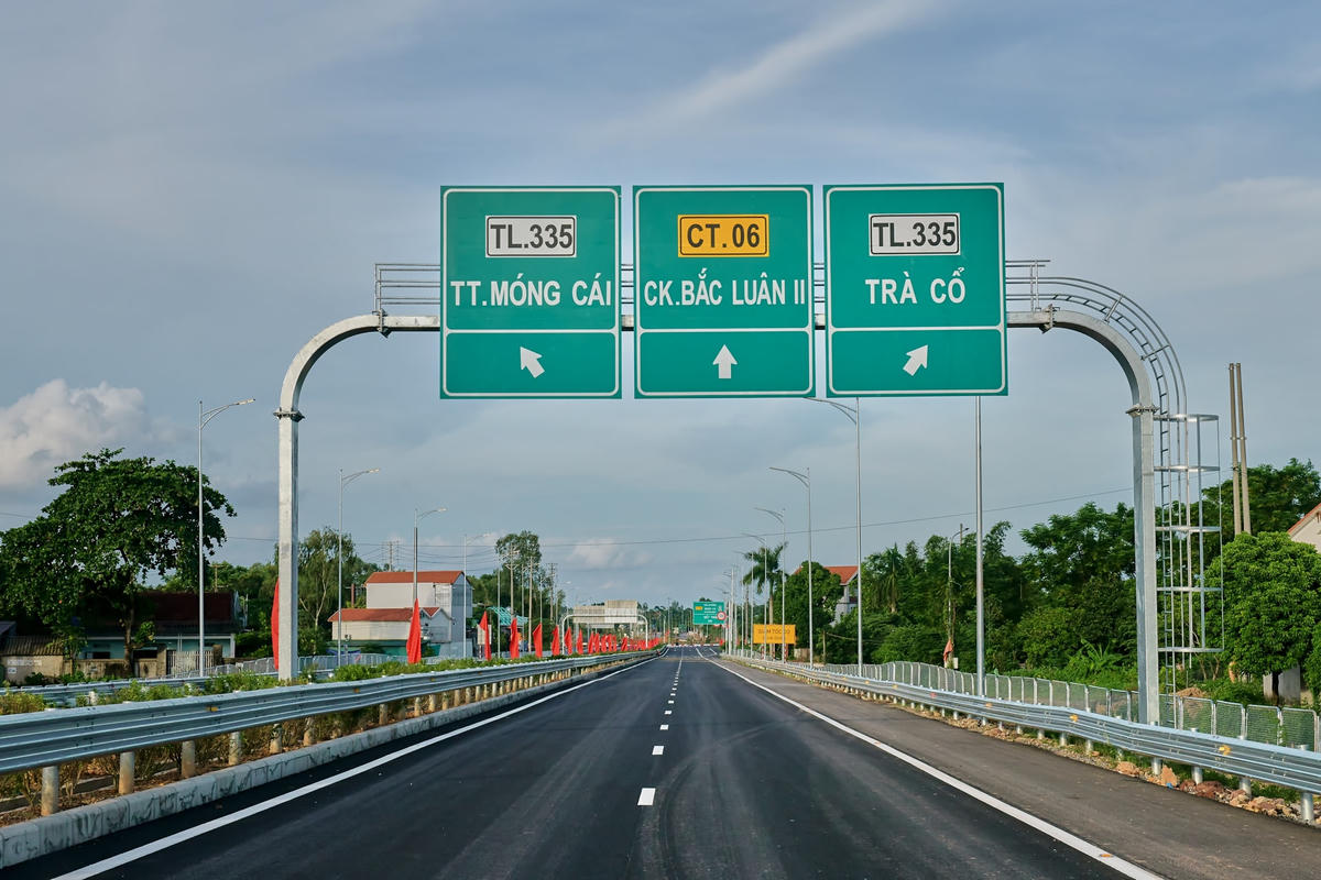 Tuyến Tiên Yên - Móng Cái dài 64 km có tổng vốn đầu tư 9.113 tỷ đồng, được đầu tư theo phương thức PPP, hợp đồng BOT, do Công ty TNHH Đầu tư và phát triển hạ tầng Vân Đồn (thuộc Tập đoàn Sun Group) làm chủ đầu tư.