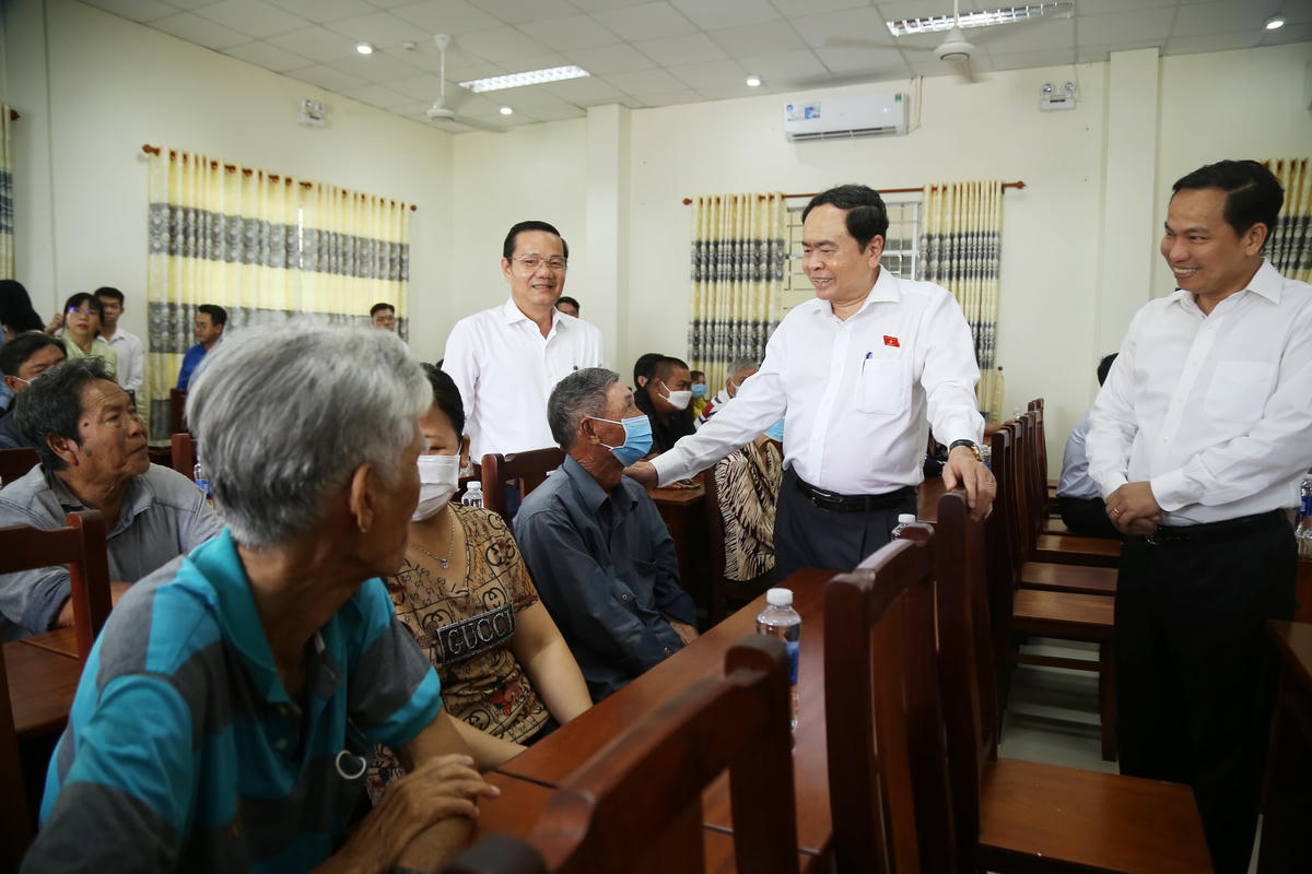 Phó Chủ tịch thường trực Quốc hội Trần Thanh Mẫn và lãnh đạo TP Cần Thơ thăm hỏi bà con phường Tân An. 