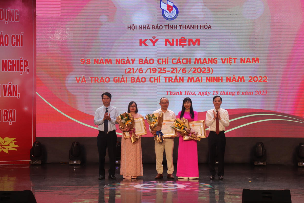 Các tác giả và nhóm tác giả đạt giải A Giải Báo chí Trần Mai Ninh năm 2022.