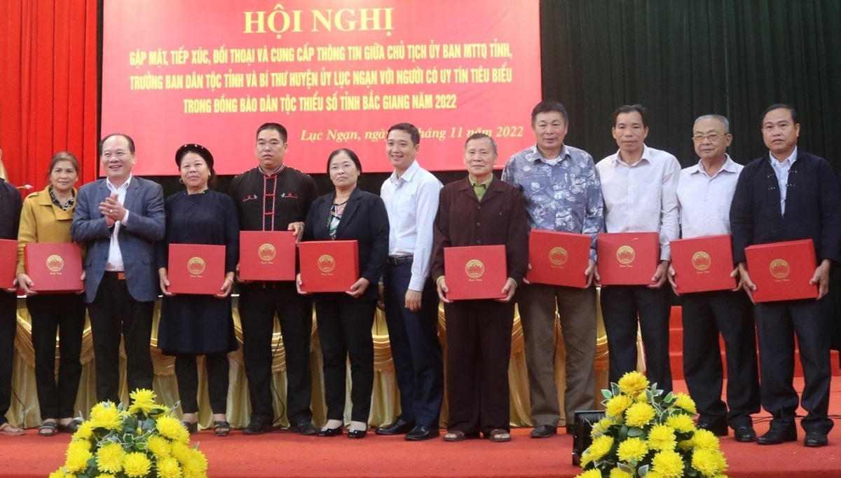 Ủy ban MTTQ tỉnh Bắc Giang tặng quà người có uy tín tiêu biểu trong đồng bào dân tộc thiểu số.