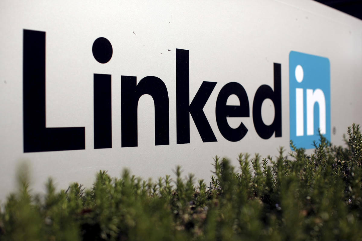 LinkedIn trở thành nơi mà các công ty đang có nhu cầu tuyển dụng có thể dễ dàng tìm được nguồn nhân lực phù hợp với chi phí phải chăng. Ảnh: Reuters.