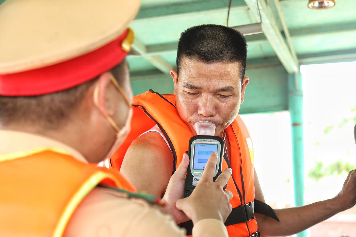 Lực lượng chức năng kiểm tra nồng độ cồn đối với lái tàu.