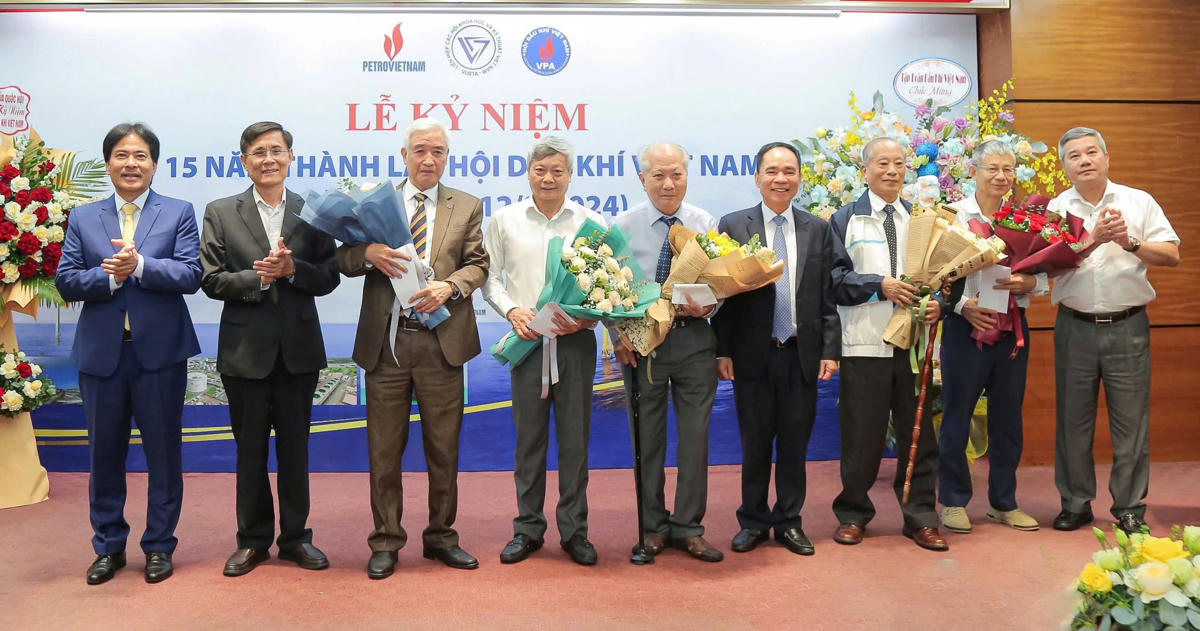 Lãnh đạo Hội DKVN tặng hoa tri ân các đồng chí nguyên lãnh đạo Hội DKVN vì những đóng góp to lớn trong sự nghiệp xây dựng và phát triển Hội