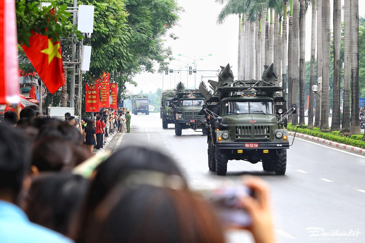 Ngắm dàn xe khí tài di chuyển về Quảng trường Ba Đình 