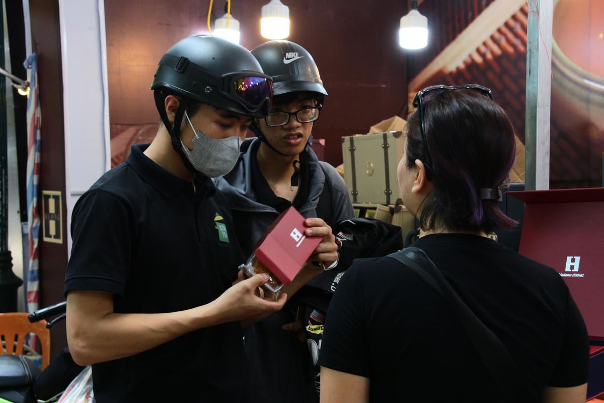 Trước câu hỏi về chất lượng sản phẩm khi bánh được bày bán lâu dài ngoài đường, các đại lý khẳng định bánh vẫn được bảo quản cẩn thận và giữ hương vị nguyên bản. Người bán thường xuyên kiểm tra hạn sử dụng và thay thế sản phẩm nhanh chóng trường hợp bánh có vấn đề.