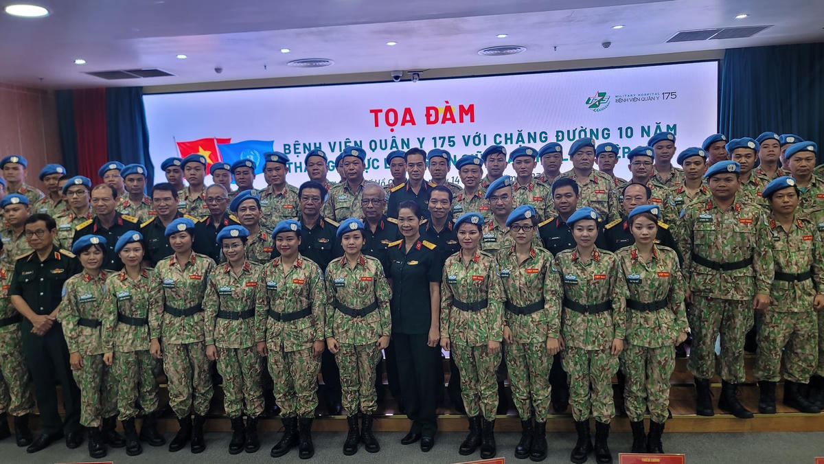 Đại biểu chụp ảnh lưu niệm tại buổi tọa đàm. (Ảnh: H.Lê).