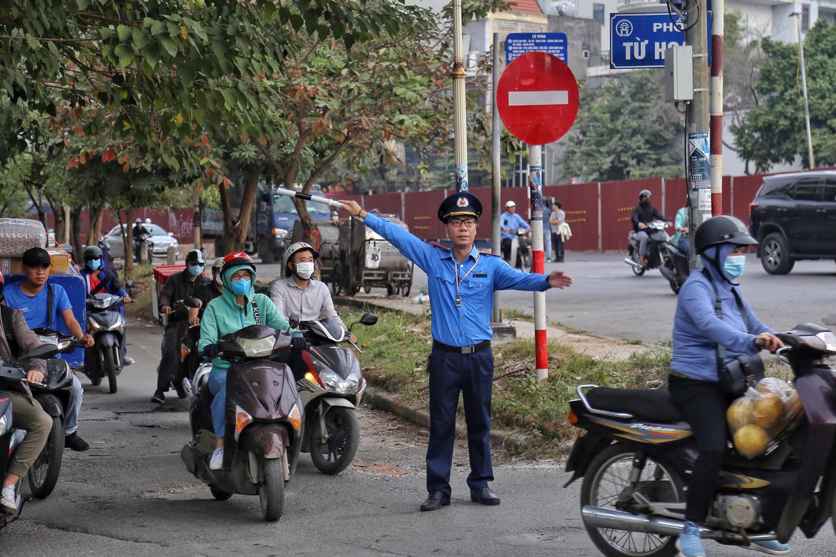 Lực lượng chức năng phân luồng giao thông.
