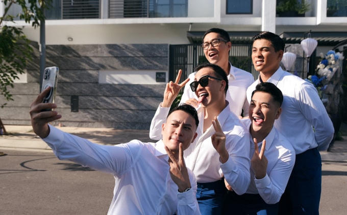 Dàn phù rể chỉnh chu với quần âu, áo sơ mi trắng. 