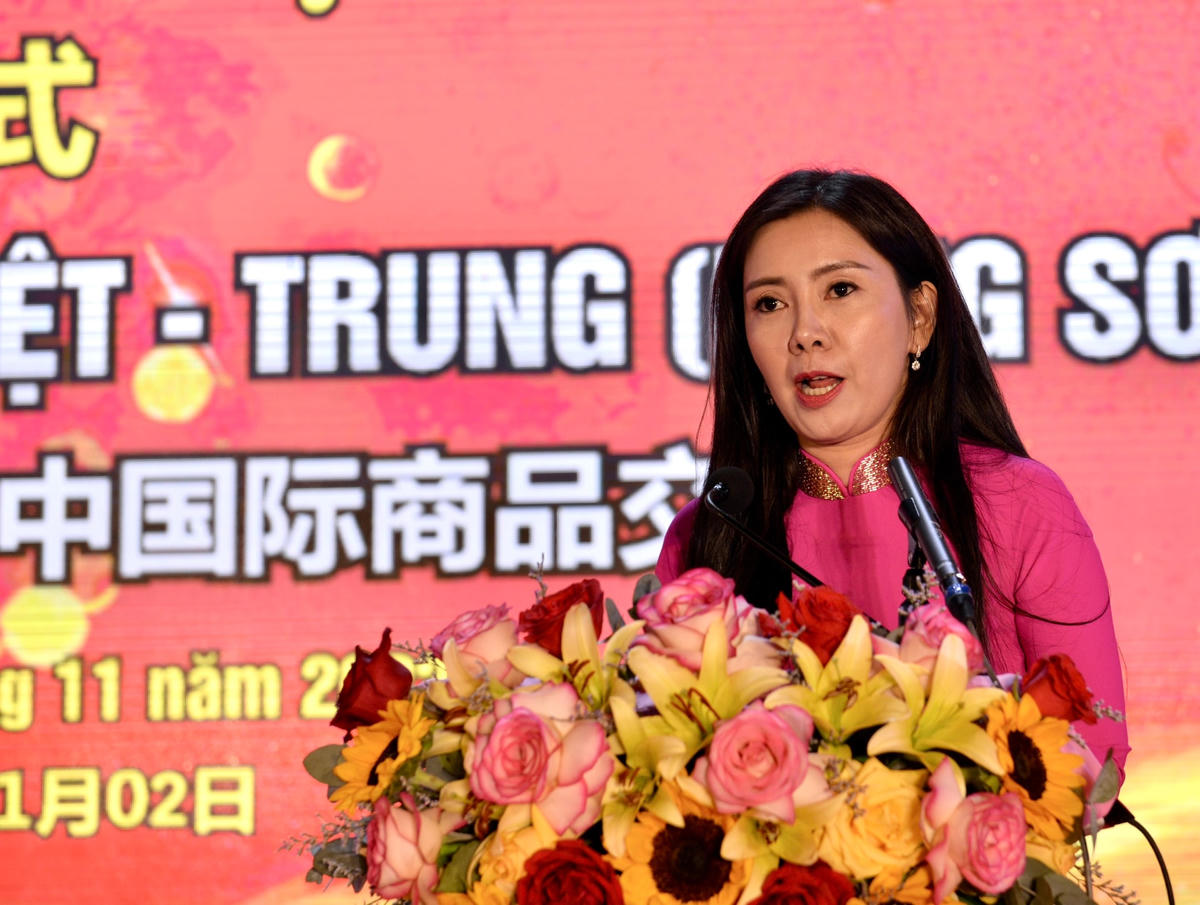 Phó Chủ tịch UBND tỉnh Lạng Sơn Đoàn Thu Hà phát biểu khai mạc Hội chợ.