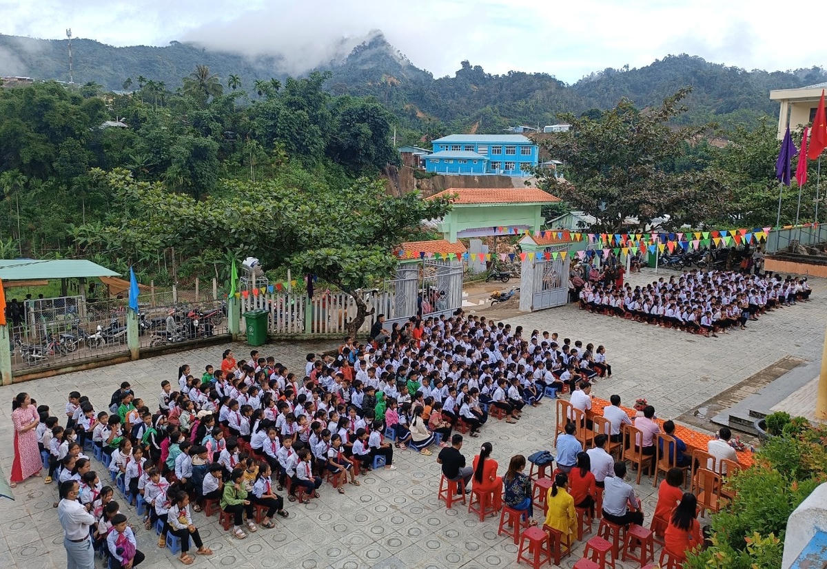 Quang cảnh khai giảng Trường TH và THCS Phước Thành.