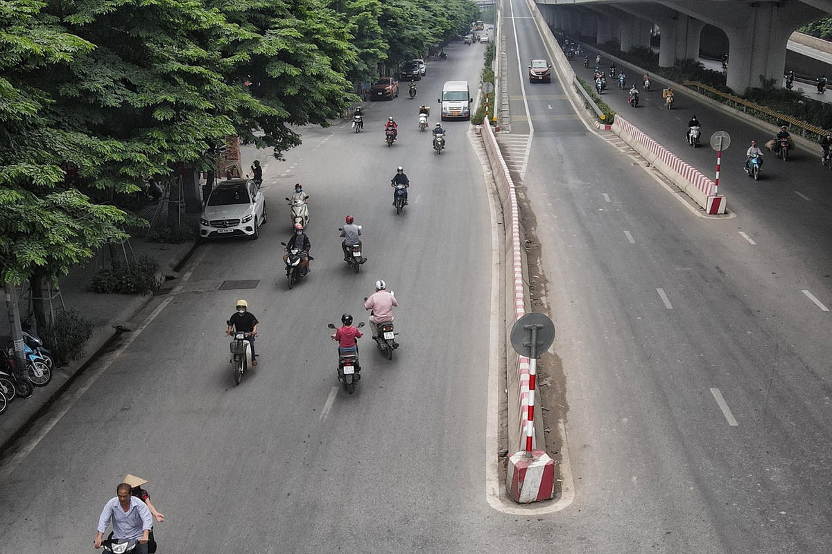 Tuy nhiên, sau nhiều năm đi vào khai thác tuyến đường Phạm Văn Đồng đang tồn tại bất cập, gây mất an toàn giao thông như bố trí các điểm nút giao thông tại một số vị trí chưa hợp lý.