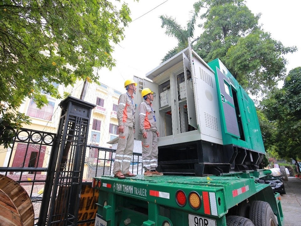 Các bán bộ Điện lực TP Phủ Lý (Hà Nam) kiểm tra máy phát điện dự phòng.