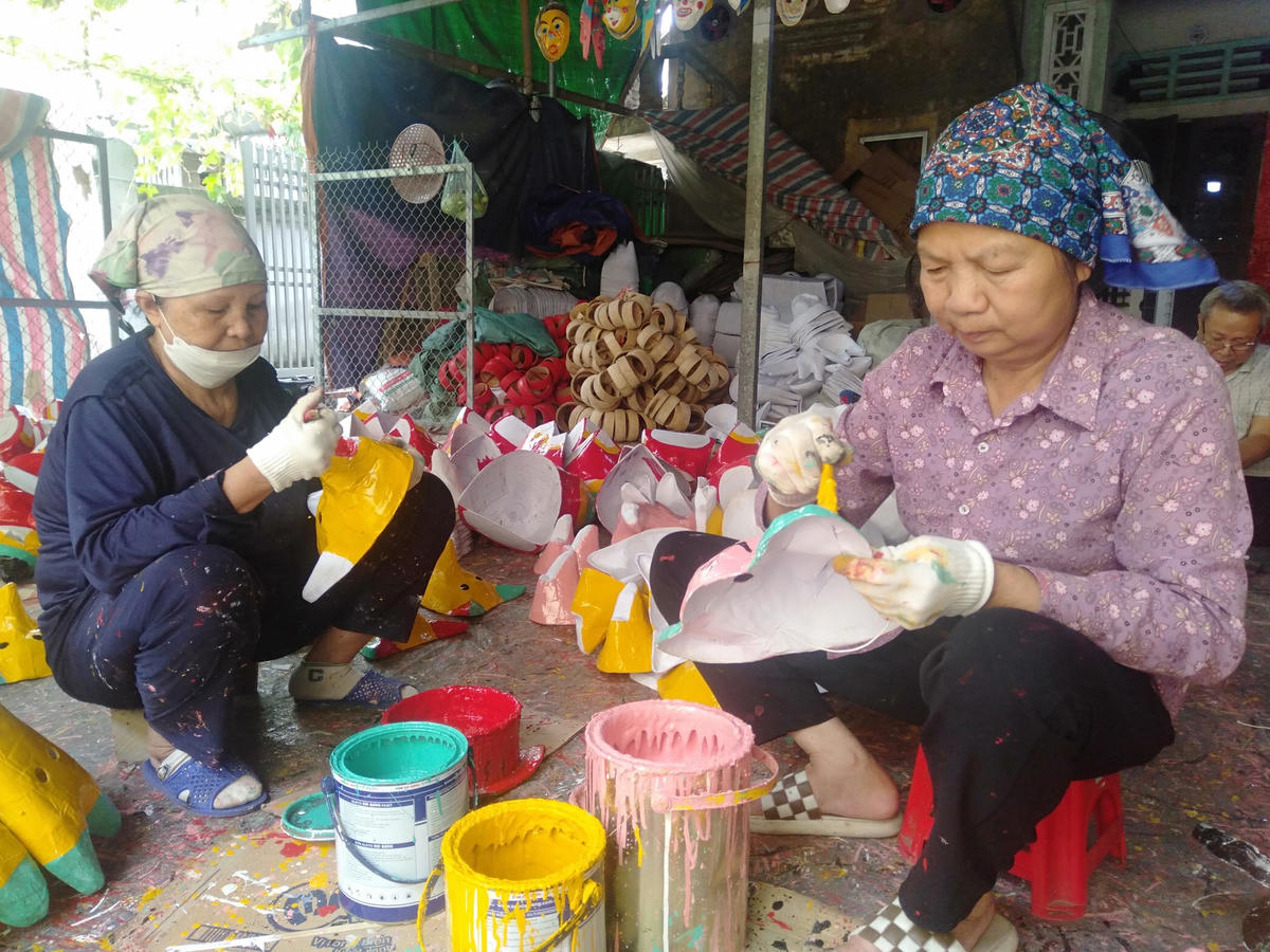 Cơ sở sản xuất đồ chơi trung thu của gia đình ông Vũ Huy Đông.