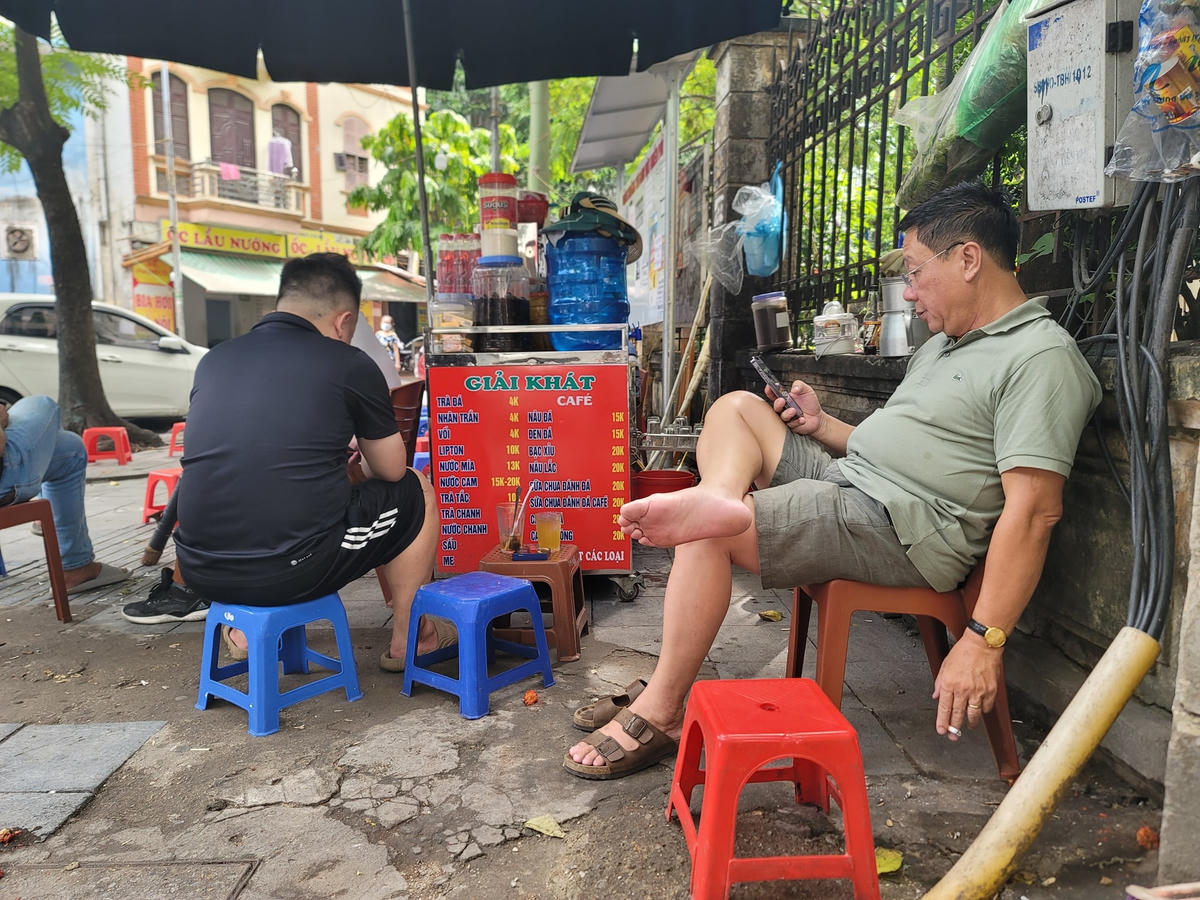 Trà đá vỉa hè cũng là điểm lý tưởng chờ con thi của phụ huynh.