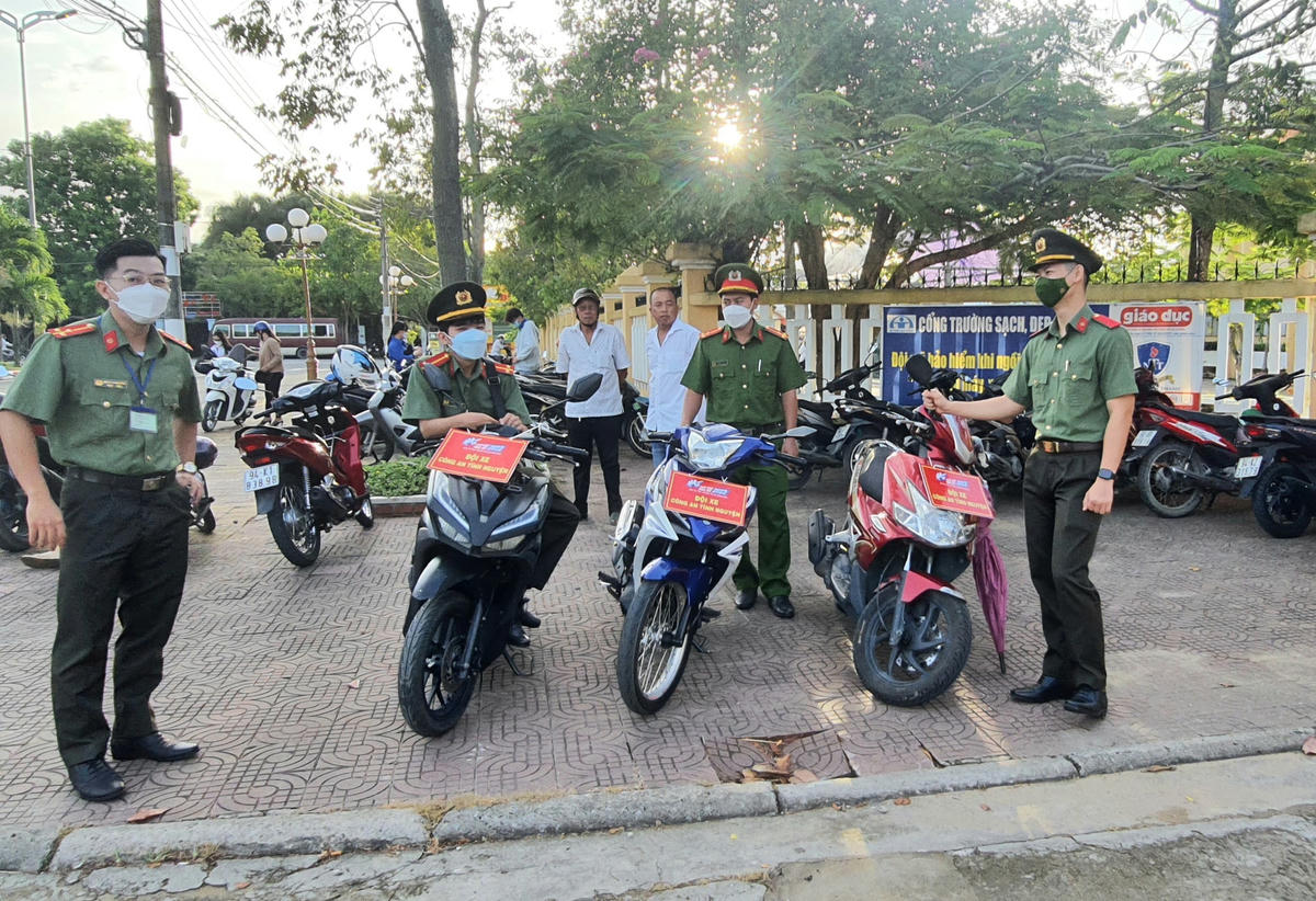 Đội xe ôm tình nguyện của công an tỉnh Bạc Liêu hỗ trợ đưa rước thí sinh.