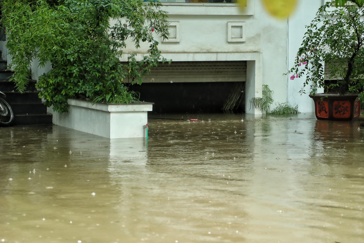 Hà Nội: Mưa lớn hàng loạt ngôi nhà liền kề tiền tỷ bị ngập nước