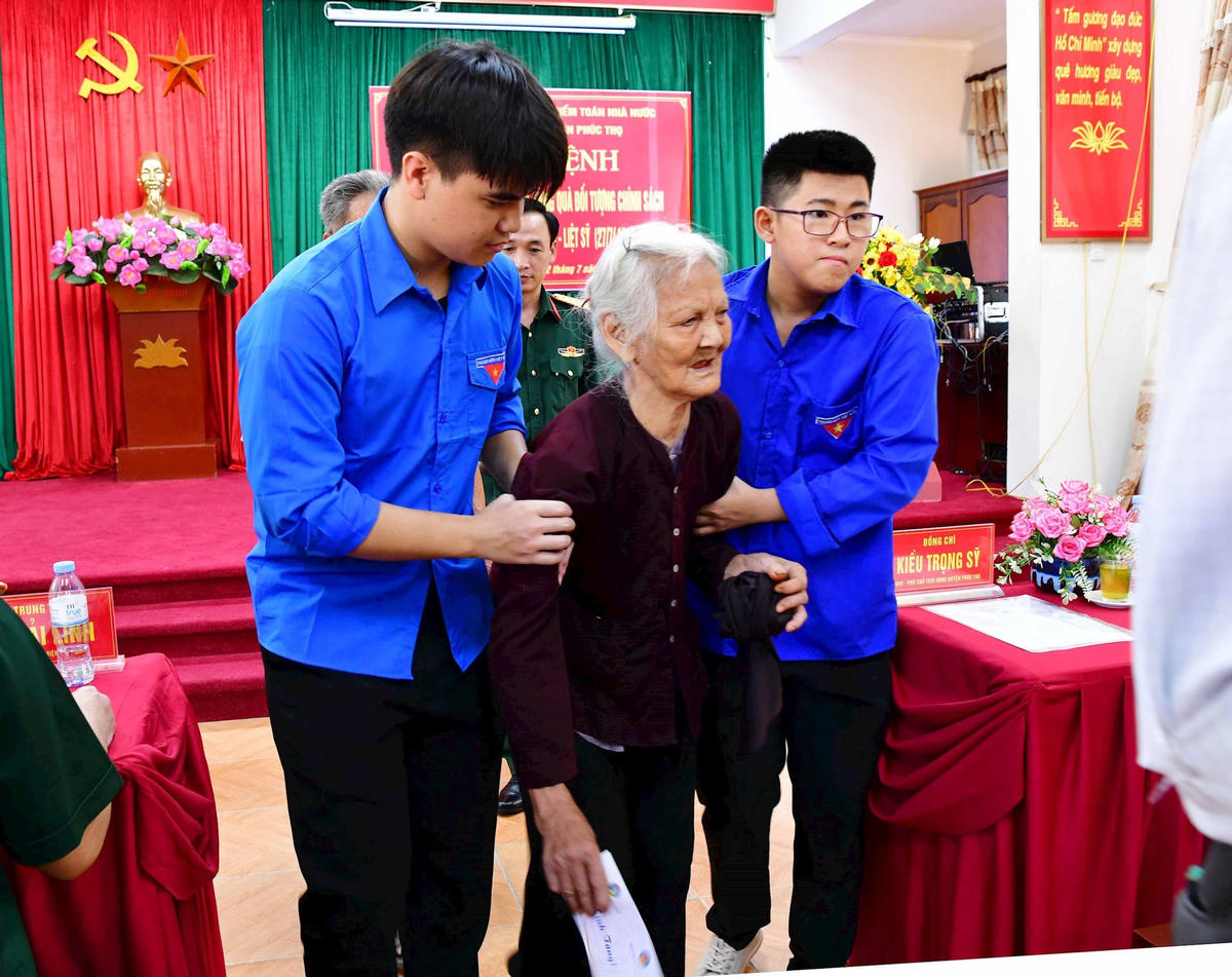 Nhân lên những nghĩa cử đẹp của tuổi trẻ... Ảnh: N.Lộc
