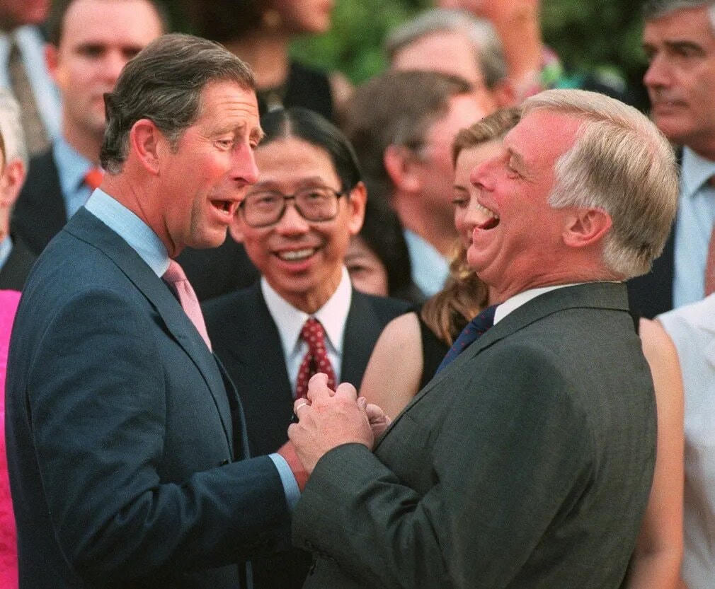 Thái tử Charles (L) của Anh vui  vẻ  trò  chuyện với Thống đốc Hong Kong sắp mãn nhiệm Chris Patten trước buổi lễ của cảnh sát tại Tòa nhà Chính phủ ngày 28/6. Ảnh: The Guardian.