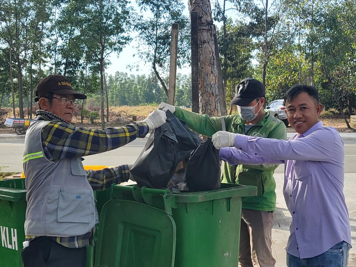 Các thành viên Tổ xe ôm “Vì đô thị văn minh” tham gia dọn rác tại một tuyến đường trên địa bàn TP Thủ Dầu Một.