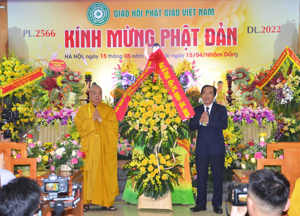 Phó Chủ tịch UBTƯ MTTQ Việt Nam Ngô Sách Thực tặng lẵng hoa của Chủ tịch UBTƯ MTTQ Việt Nam Đỗ Văn Chiến tới Đại lễ Phật đản.
