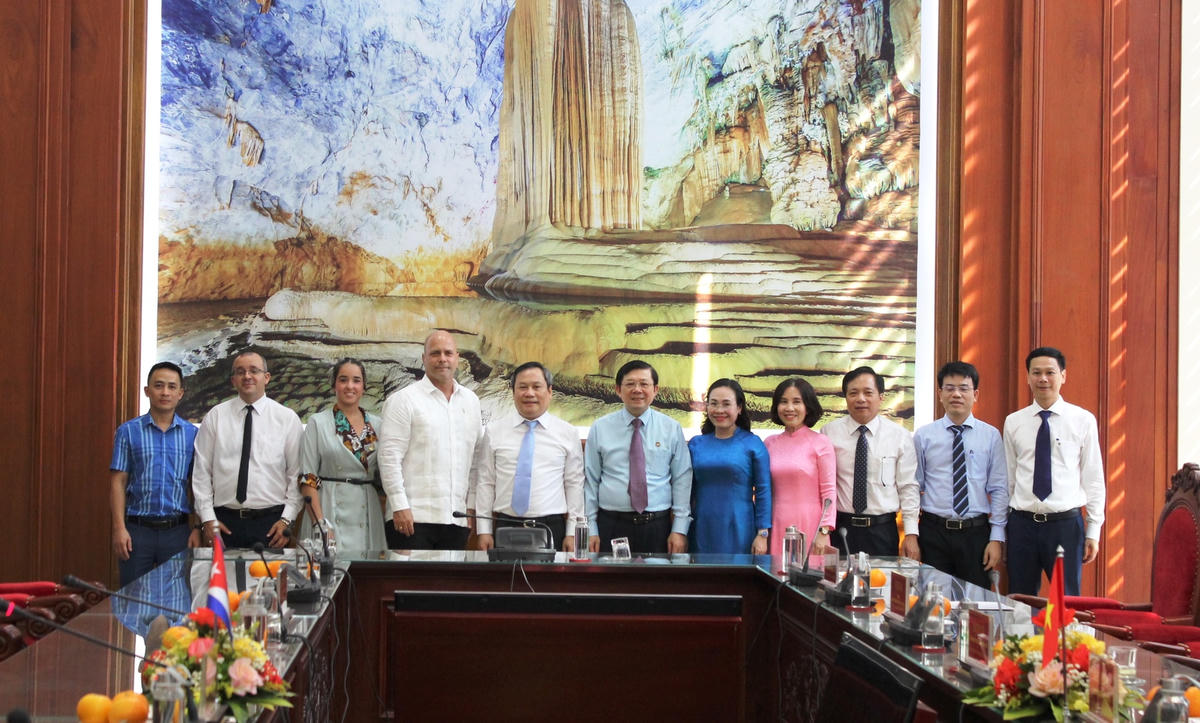 Đoàn đại biểu Ủy ban Bảo vệ Cách mạng Cuba, lãnh đạo UBTƯ MTTQ Việt Nam, lãnh đạo tỉnh Quảng Bình chụp ảnh lưu niệm.