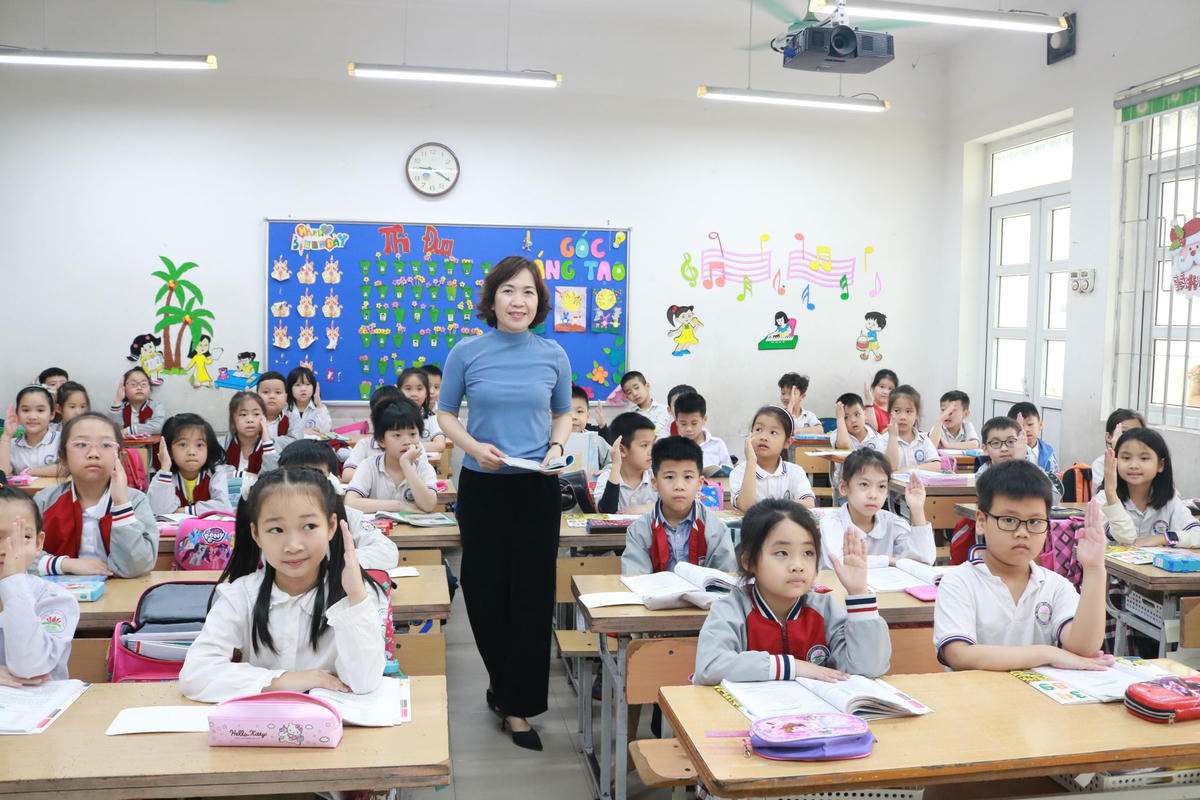 Một giờ học của cô và trò Trường Tiểu học Đông Thái (quận Tây Hồ, Hà Nội).