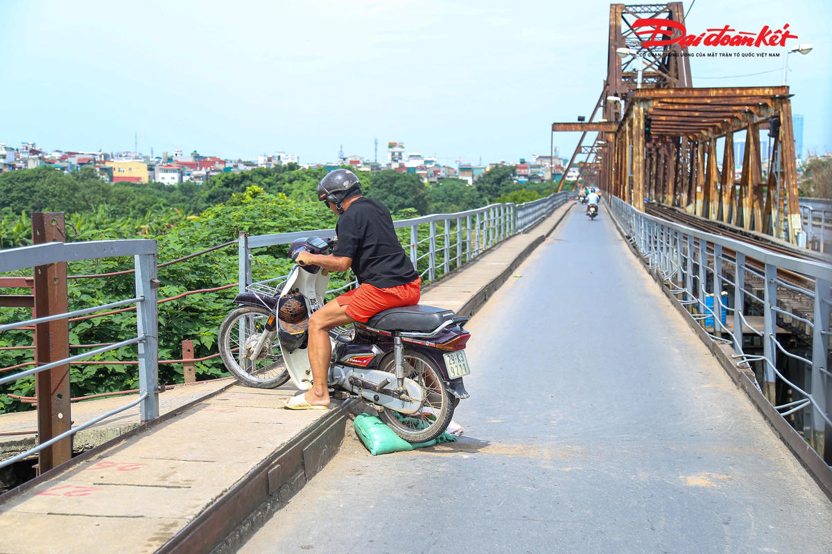 Cầu Long Biên: Sau vụ sập tấm đan, người dân vẫn 'phớt lờ' biển cấm