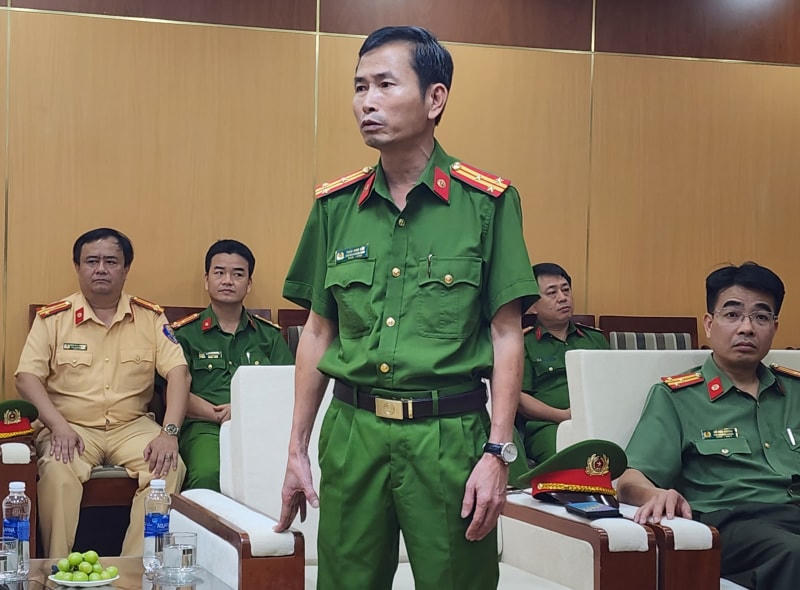 Thượng tá Trần Nam Hải, Trưởng phòng Cảnh sát hình sự Công an TP Đà Nẵng, báo cáo với lãnh đạo TP về quá trình truy bắt thủ phạm vụ cướp ngân hàng. Ảnh: Công an Đà Nẵng.