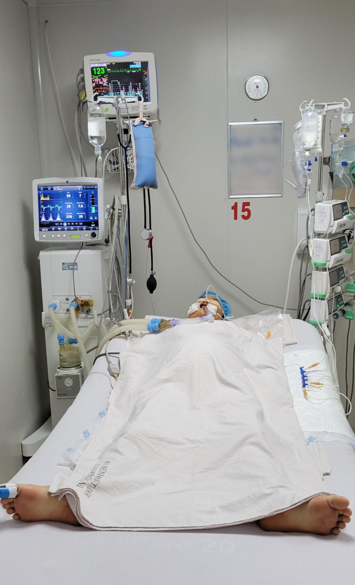 Bệnh viện Bệnh Nhiệt đới cũng trong tình trạng quá tải ở nhiều khoa.