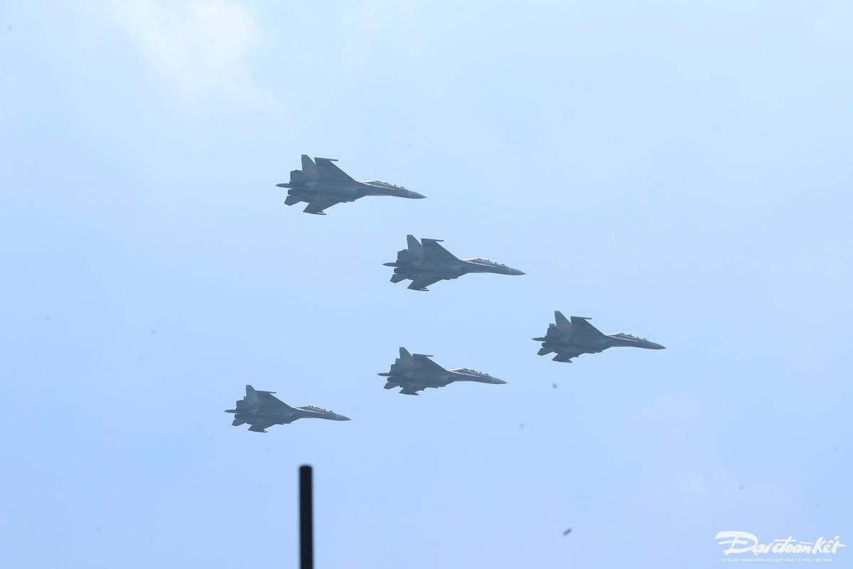 Ngoài trực thăng Mi-8, Mi-17, Mi-171, Mi-172 và máy bay vận tải Casa, có cả tiêm kích SU-30MK2 tham gia tập luyện trong hôm nay.