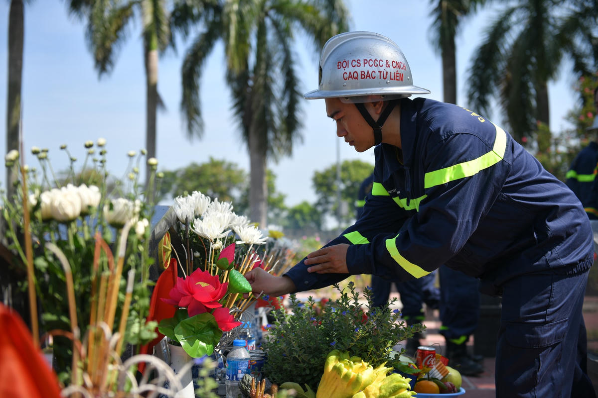 Công an Hà Nội thắp hương tri ân các Anh hùng - Liệt sĩ