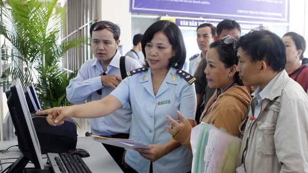 Cán bộ Chi cục Hải quan cửa khẩu Sài Gòn khu vực 1 tư vấn cho doanh nghiệp khai báo trên hệ thống thông quan điện tử tự động. Ảnh: Hoàng Hải.