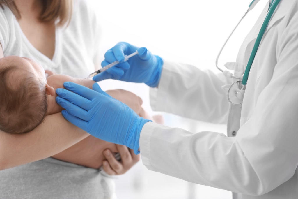 Cách phòng bệnh bạch hầu tốt nhất là tiêm vaccine cho trẻ 3 lần từ khi mới sinh ra.  