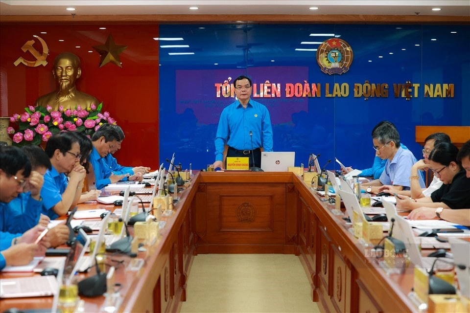Ông Nguyễn Đình Khang - Uỷ viên Trung ương Đảng, Bí thư Đảng đoàn, Chủ tịch Tổng Liên đoàn Lao động Việt Nam - chủ trì Hội nghị Đoàn Chủ tịch lần thứ 34 (khoá XII).