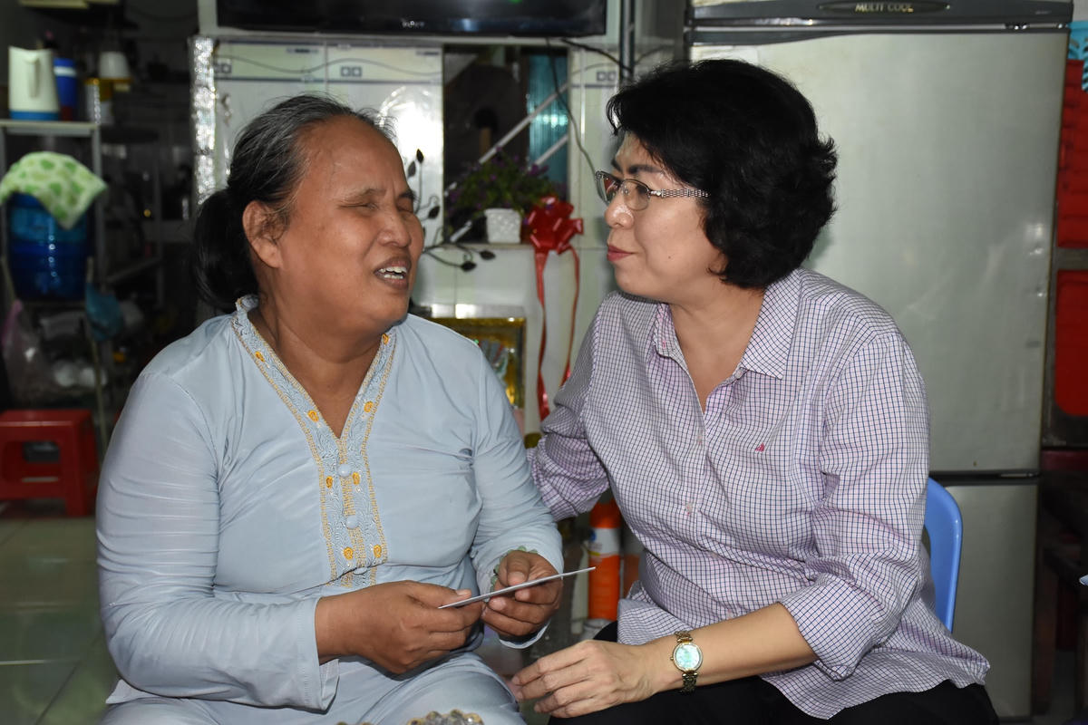 Bà Tô Thị Bích Châu, Chủ tịch Ủy ban MTTQ Việt Nam TPHCM đến thăm một gia đình thương binh tại phường Tây Thạnh, quận Tân Phú, TPHCM.