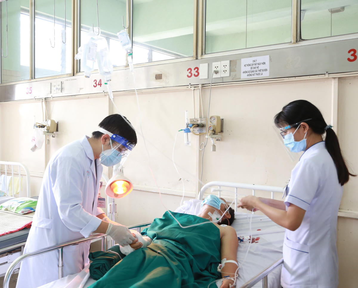 Áp lực công việc, thu nhập thấp khiến nghề điều dưỡng không còn hấp dẫn.
