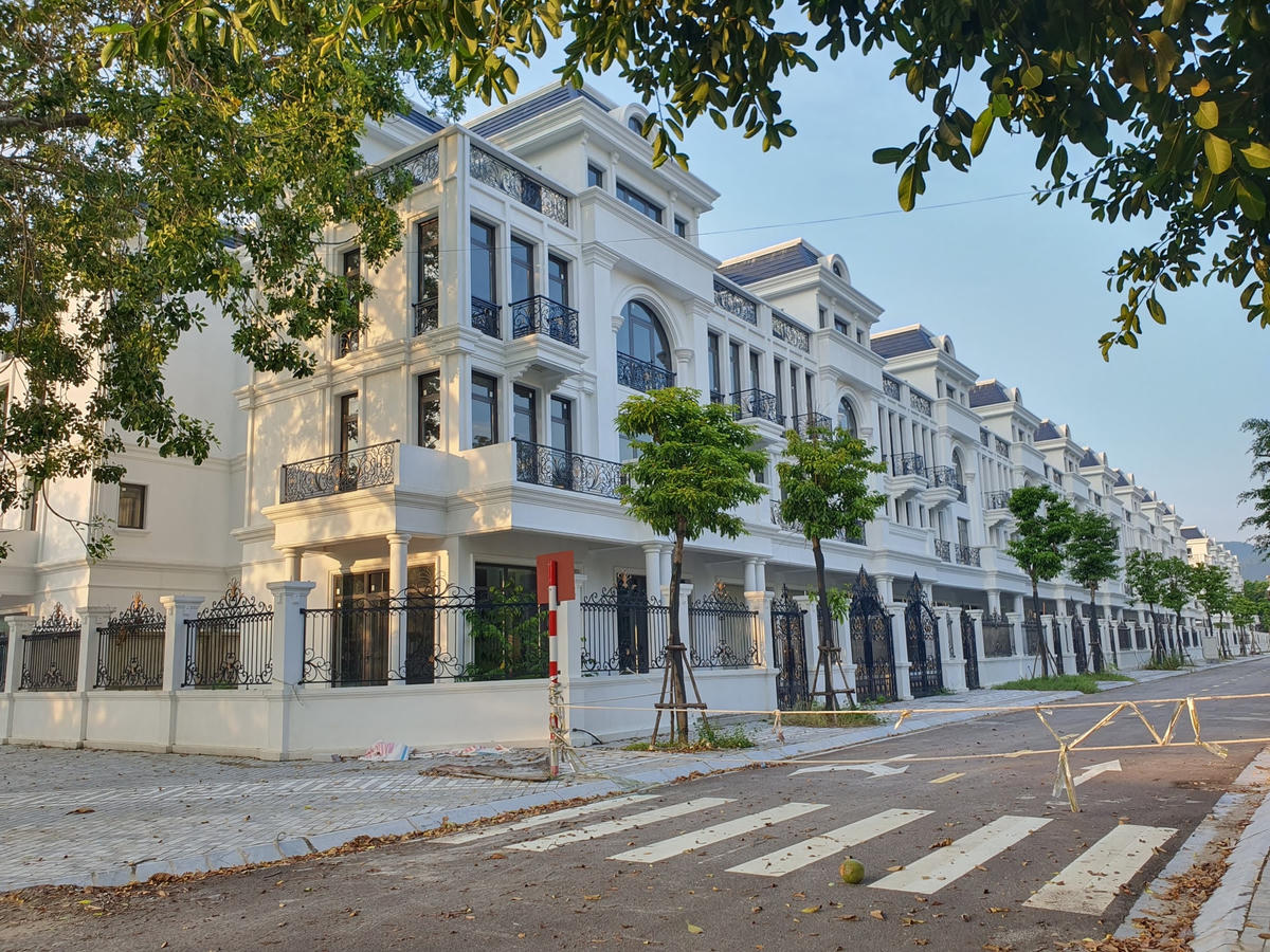 Tuyến đường dẫn vào bên trong khu biệt thự đang được chăng dây, không cho xe cộ đi vào.