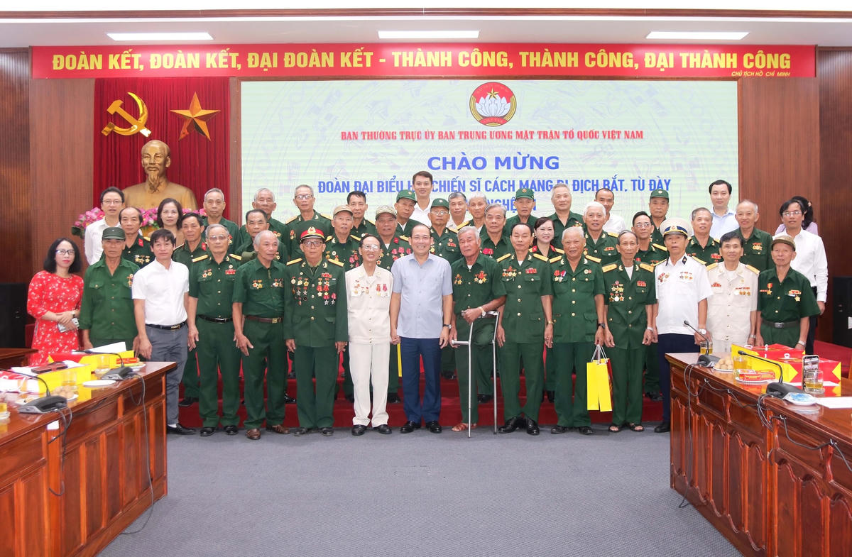 Phó Chủ tịch Hoàng Công Thủy chụp ảnh lưu niệm cùng Đoàn đại biểu Hội Chiến sĩ cách mạng bị địch bắt, tù đày tỉnh Nghệ An.