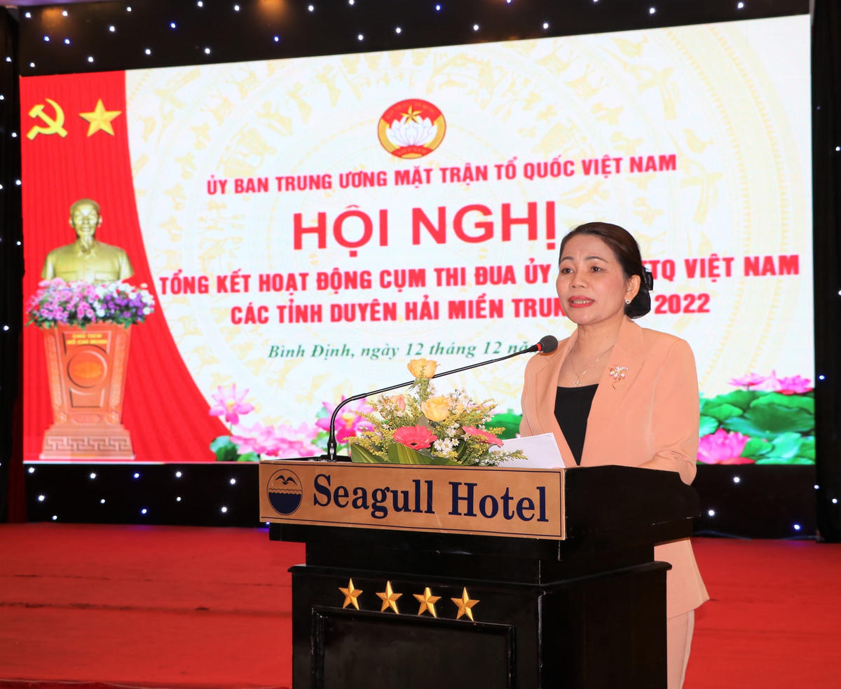 Bà Nguyễn Thị Phong Vũ, Chủ tịch Ủy ban MTTQ Việt Nam tỉnh Bình Định báo cáo tại hội nghị.